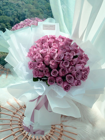 purple roes bouquet
