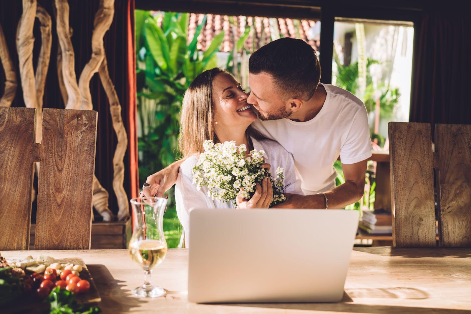 Celebrating Everlasting Love: A Guide to Anniversary Gifts